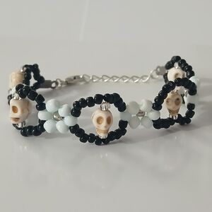 Black and White Beaded Bracelet with Elegant Design